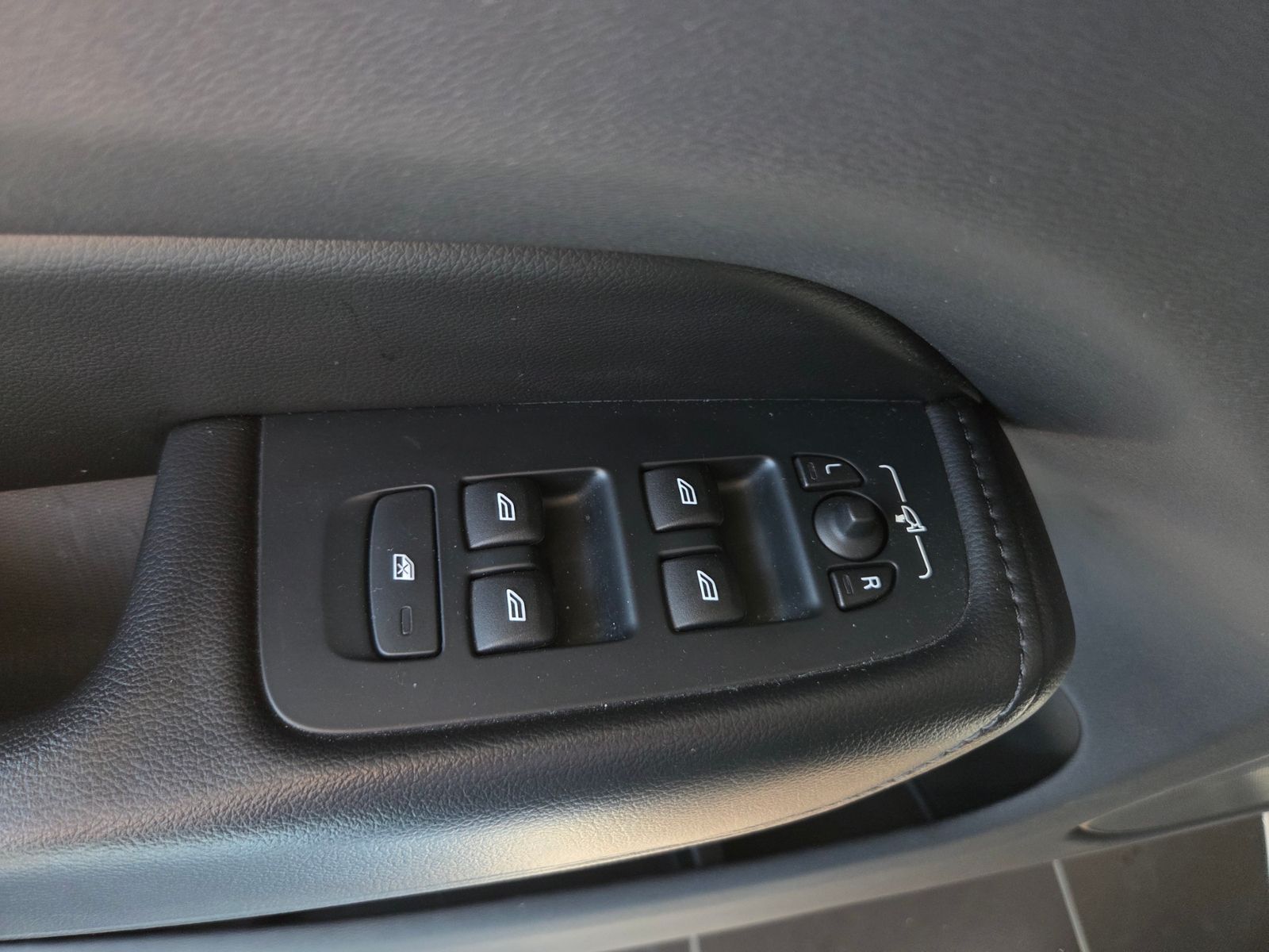 Fahrzeugabbildung Volvo XC60 Momentum 2WD RFK LED ALU