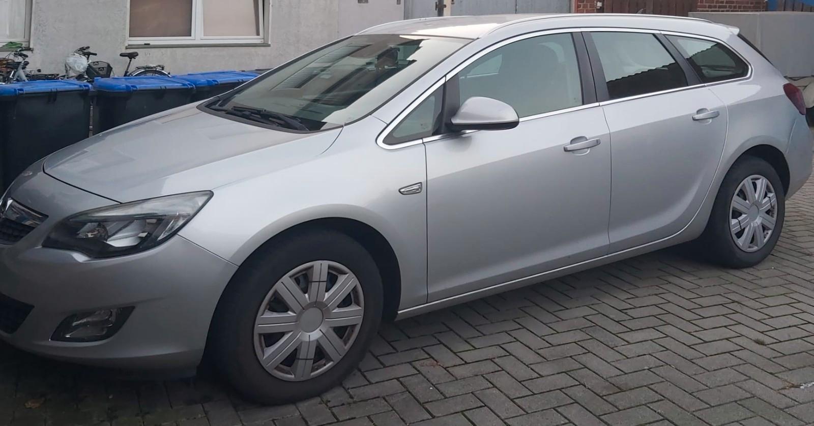 Opel Astra 2011 — photo 7