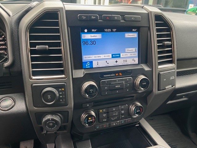 Ford F 150 Raptor 1 Hand