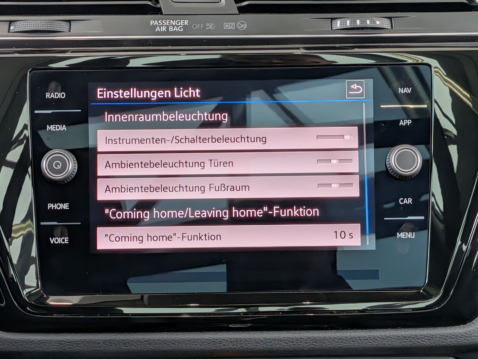 Fahrzeugabbildung Volkswagen Touran 2.0 DSG R-Line High Pano 7-Si IQ AHK VOLL