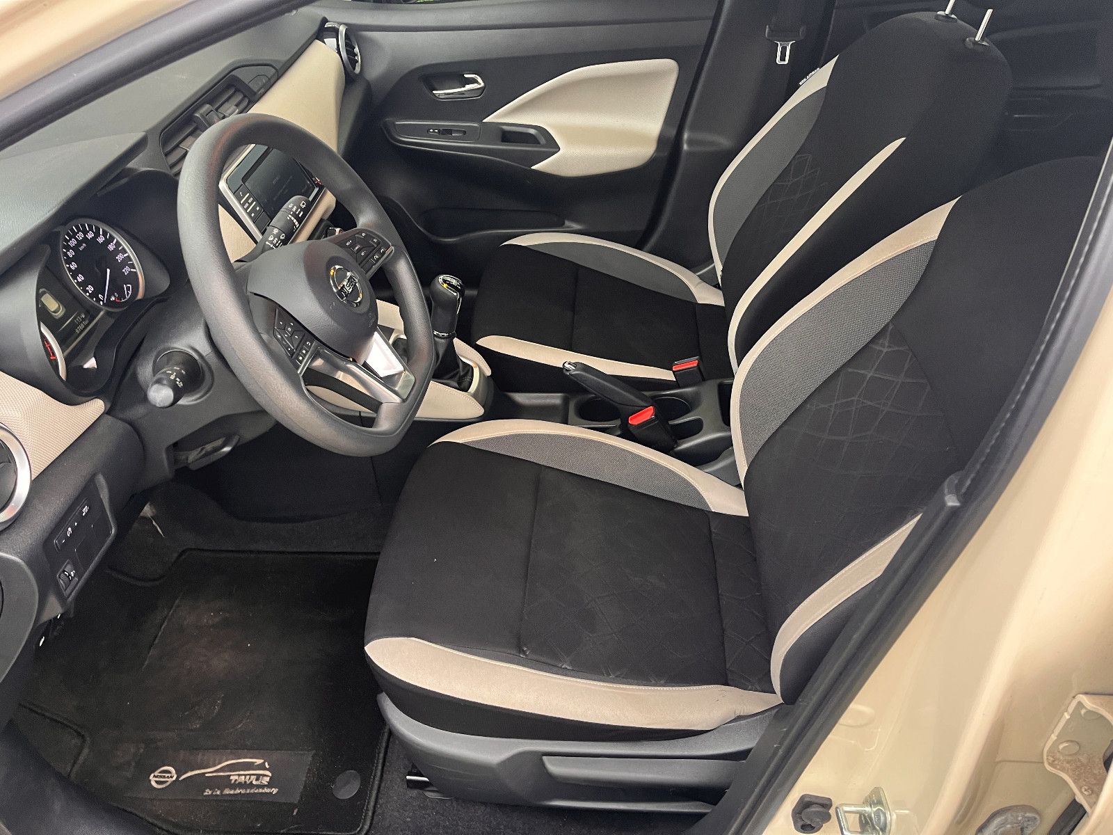 Fahrzeugabbildung Nissan Micra Acenta / leichter Frontschaden