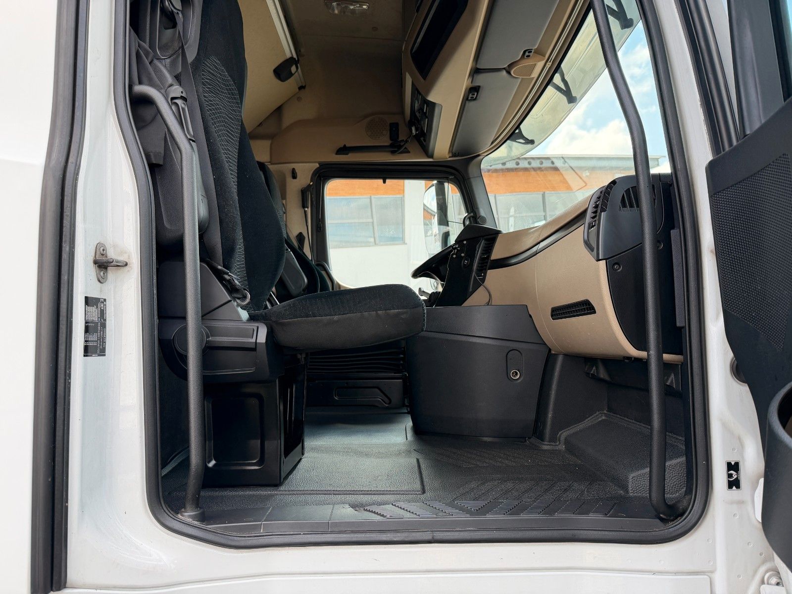 Fahrzeugabbildung Mercedes-Benz Actros 2542 L 6x2 Standklima Retarder