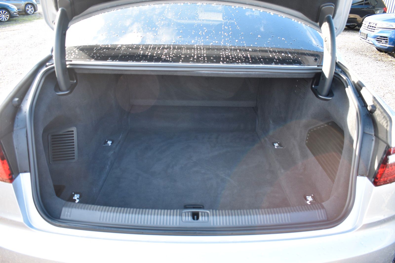 Fahrzeugabbildung Audi A8 55 TFSI quattro Matrix Softc. Standh.1.Hand