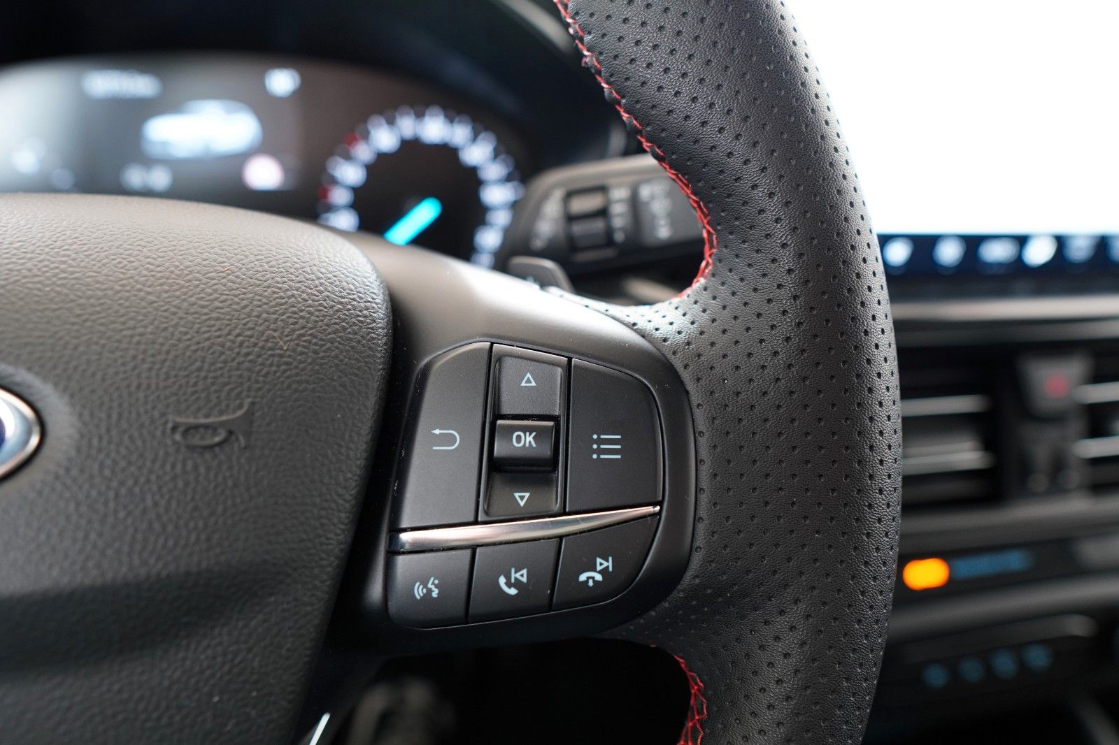 Fahrzeugabbildung Ford Focus Turnier ST-Line *MwSt*1.Hand*Autom.*Navi*