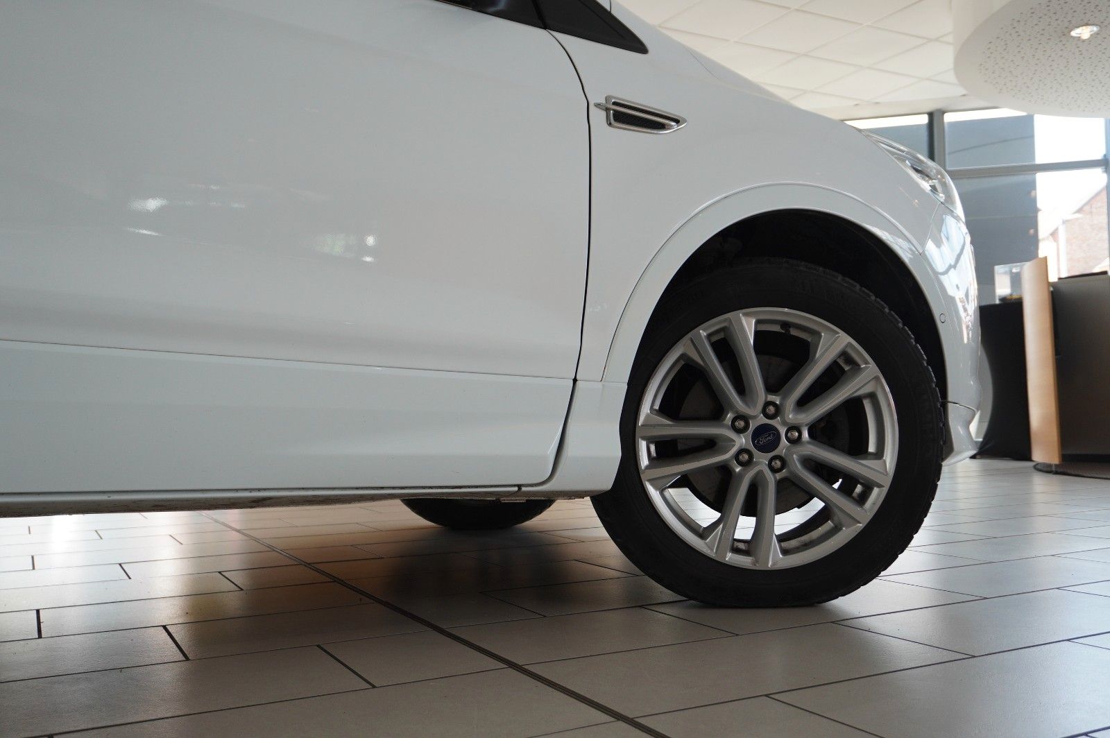 Fahrzeugabbildung Ford Kuga 2.0D INDIVIDUAL 4X4 NAVI/LED/KAMERA/SPORT