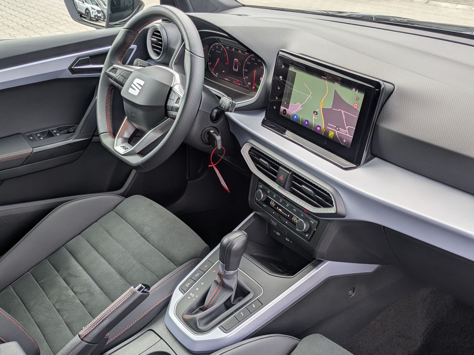 Fahrzeugabbildung SEAT Arona 1.0 TSI FR DSG AHK*ACC*LED*APP*DAB*KAMERA
