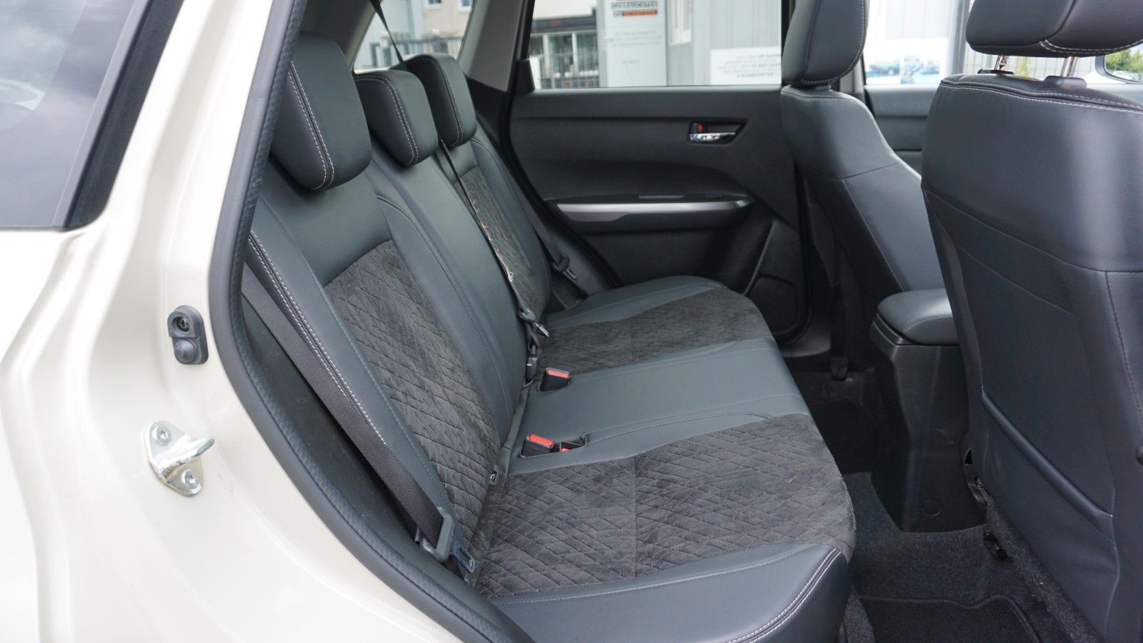 Fahrzeugabbildung Suzuki Vitara 1.4 Mild-Hybrid Comfort+ 4x4, Navi, LED