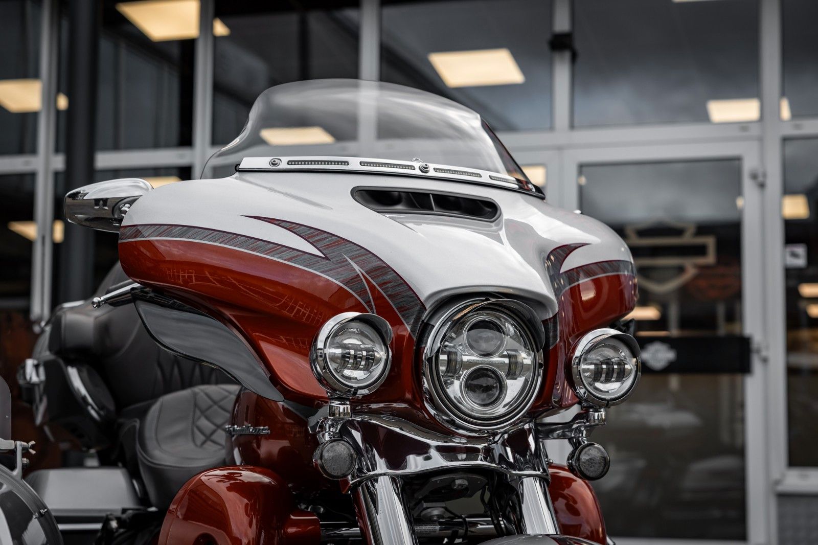 Fahrzeugabbildung Harley-Davidson FLHTKSE CVO E-Glide - V-Triebwerk Gespann