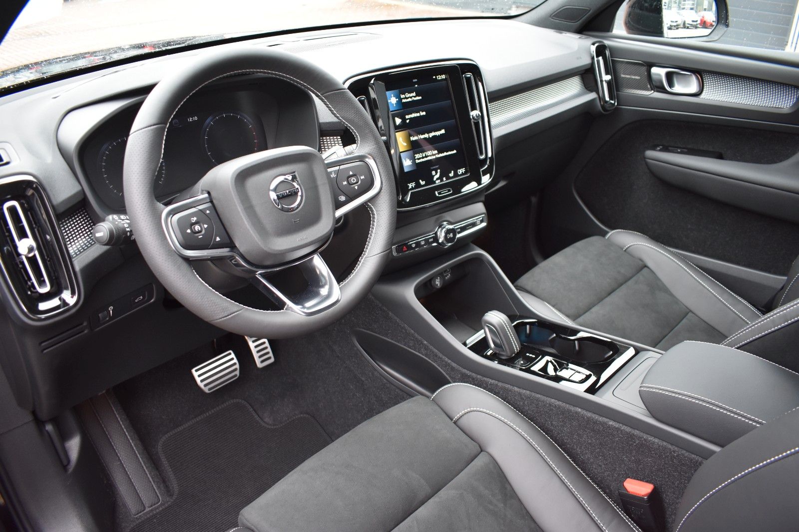 Fahrzeugabbildung Volvo XC40 B4 Autom. R-Design*H&K*RFK*ACC*AHK