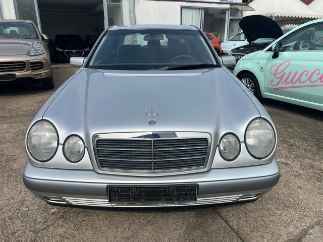 MERCEDES-BENZ E 200 Bild 3