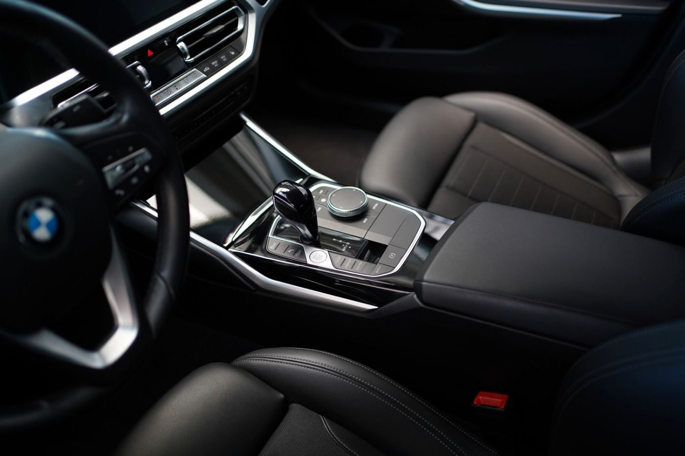 Fahrzeugabbildung BMW 320i Sport Line +DAB+PDC+Sportsitze+Alarmanlage+