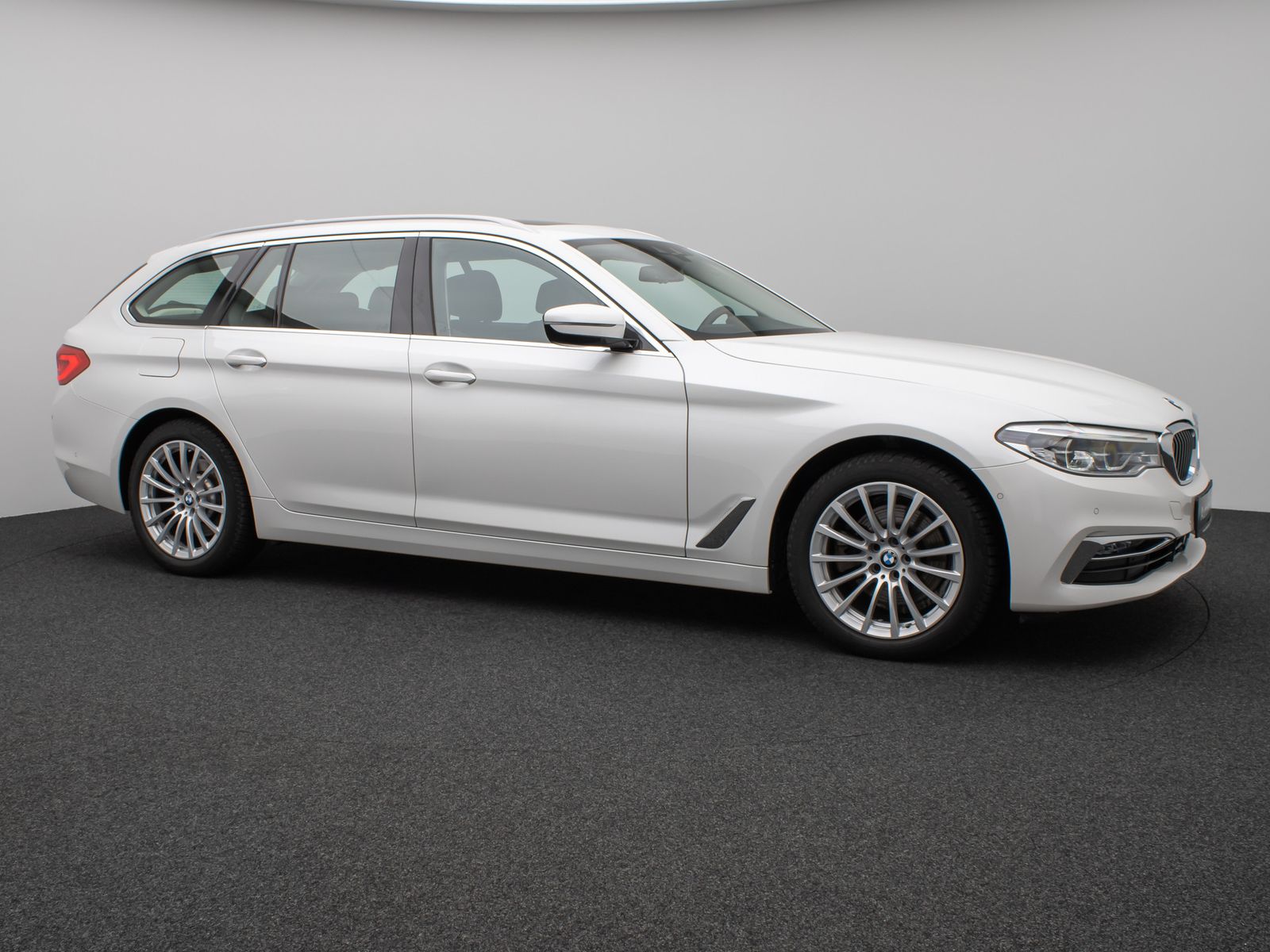 Fahrzeugabbildung BMW 520d Luxury Line Panorama Kamera HUD DAB HiFi