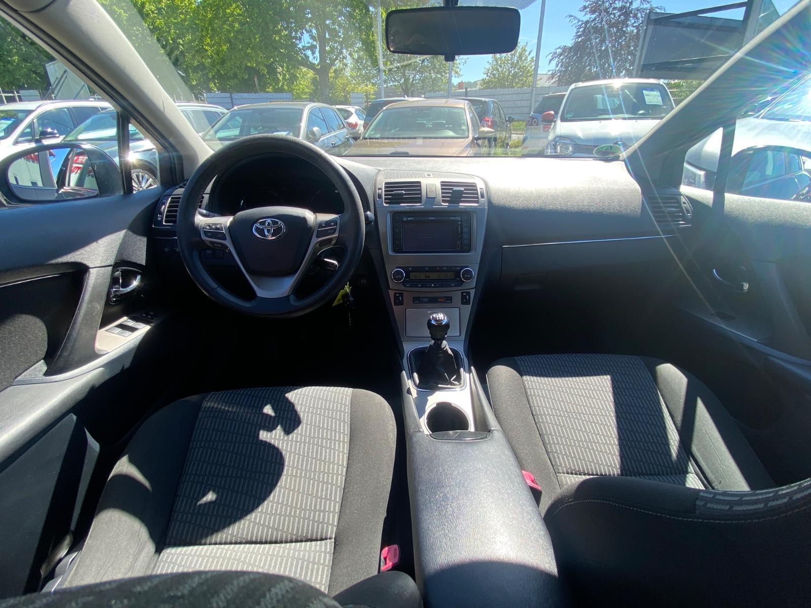 Toyota Avensis 2011 — photo 22