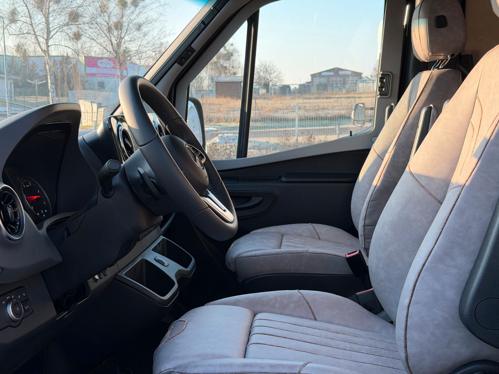 Fahrzeugabbildung Robeta Adonis - Luxus Campervan mit Aufstelldach