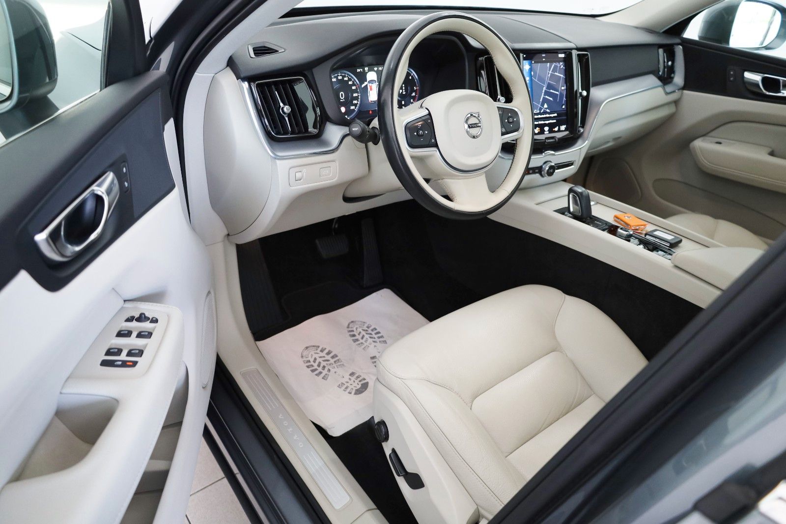 Fahrzeugabbildung Volvo XC60 Momentum Pro Leder,Navi,LED,Panorama,SH,PDC