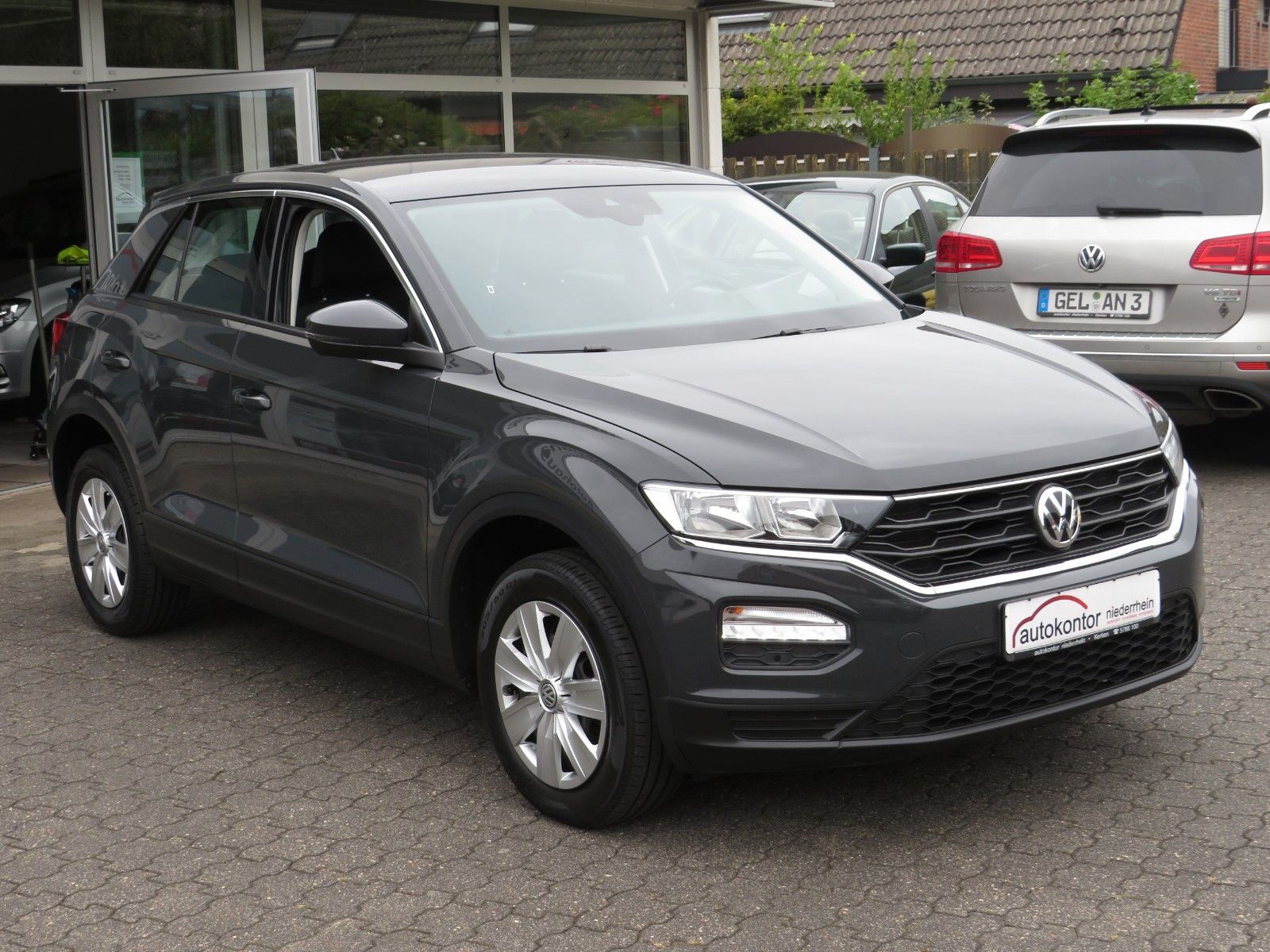 Fahrzeugabbildung Volkswagen T-Roc  PDC, SITZH. APP-CONNECT/NAVI CLIMATR. 1