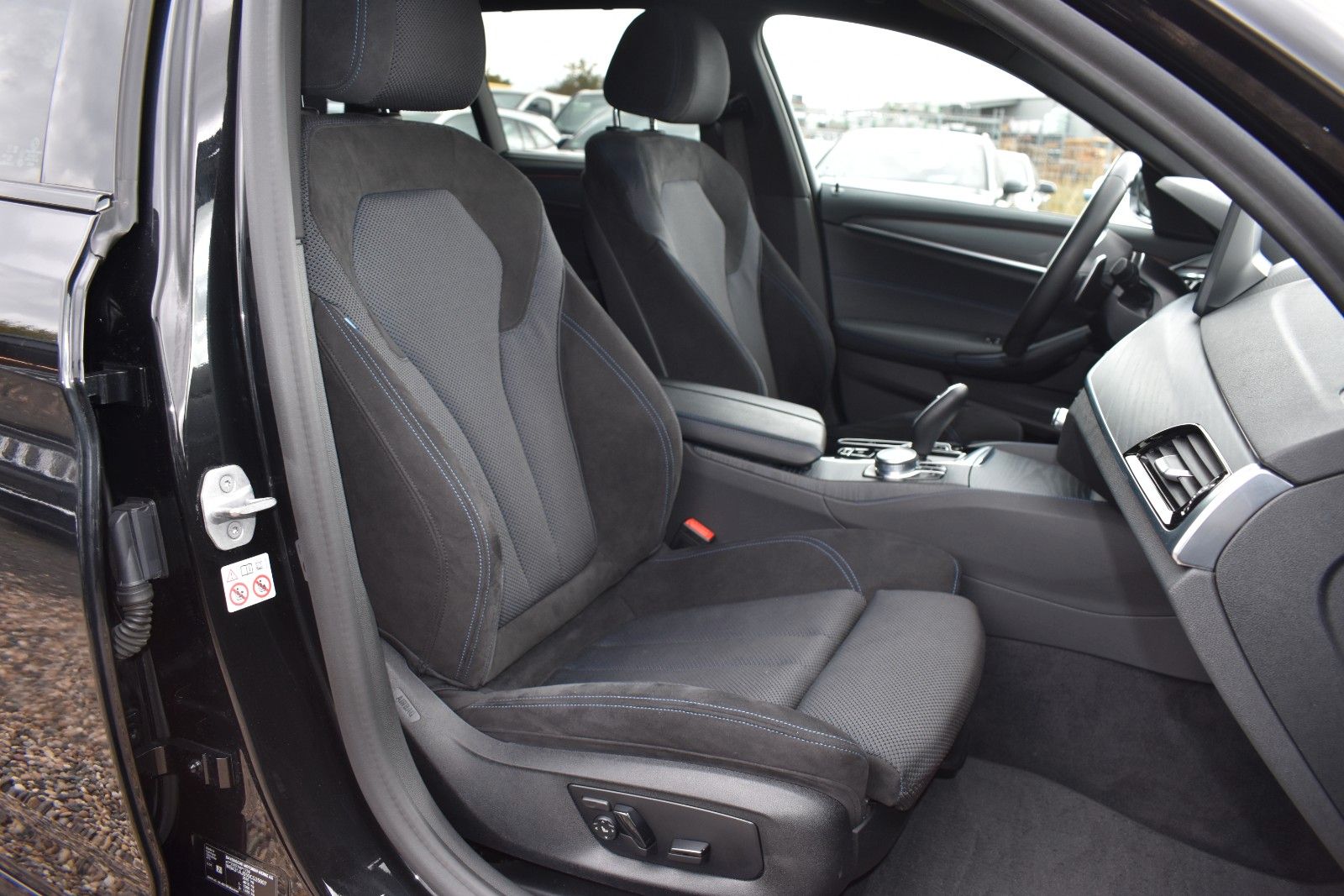 Fahrzeugabbildung BMW 530d Touring xDrive MSport LASER/HUD/KEYLESS/AHK
