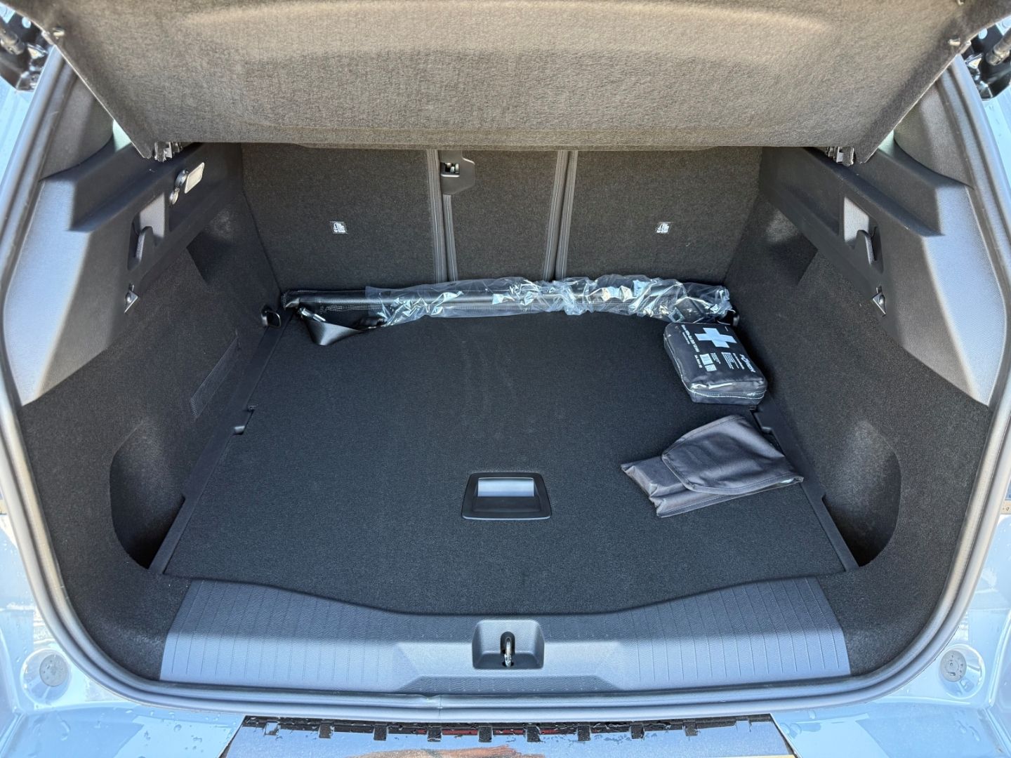 Fahrzeugabbildung Opel Grandland 1.6 Plug-in-Hybrid mit AHK+Allwetter