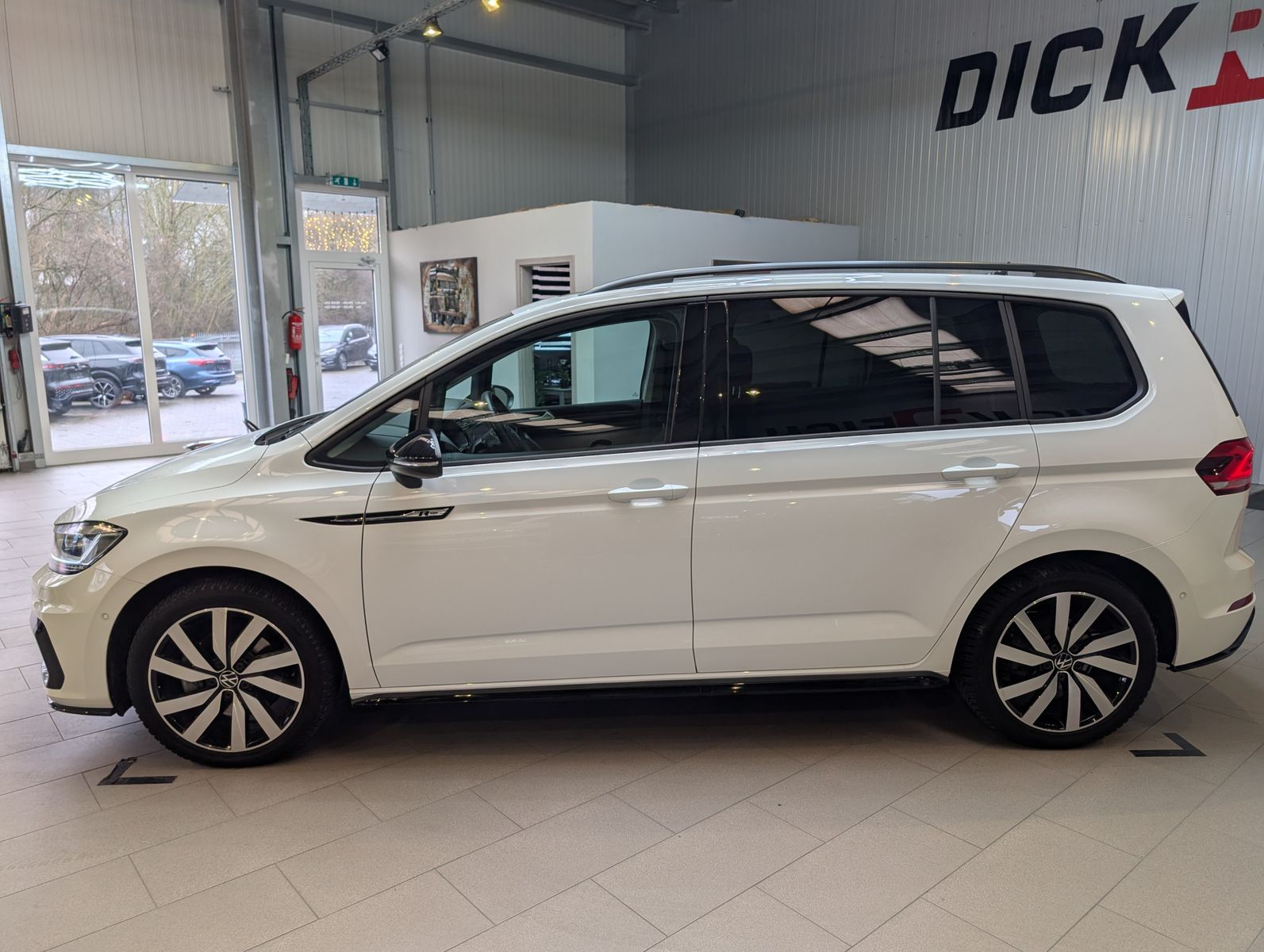 Fahrzeugabbildung Volkswagen Touran 2.0 DSG R-Line High. Pano 7-Si IQ.Dri AHK
