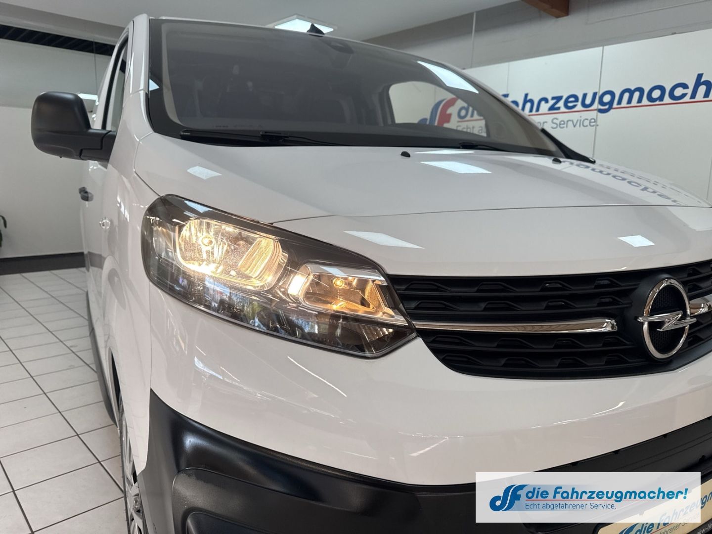 Fahrzeugabbildung Opel Vivaro Kasten -e Elegance L Navi Apple CarPlay A