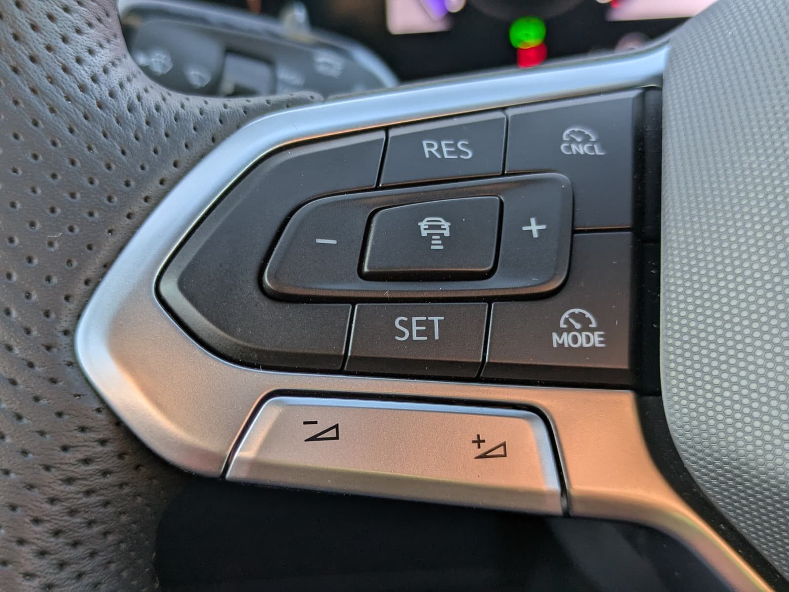 Fahrzeugabbildung Volkswagen Tiguan 2.0 TDI 4M R-Line PANO*H&K*AHK*MATRIX*20"