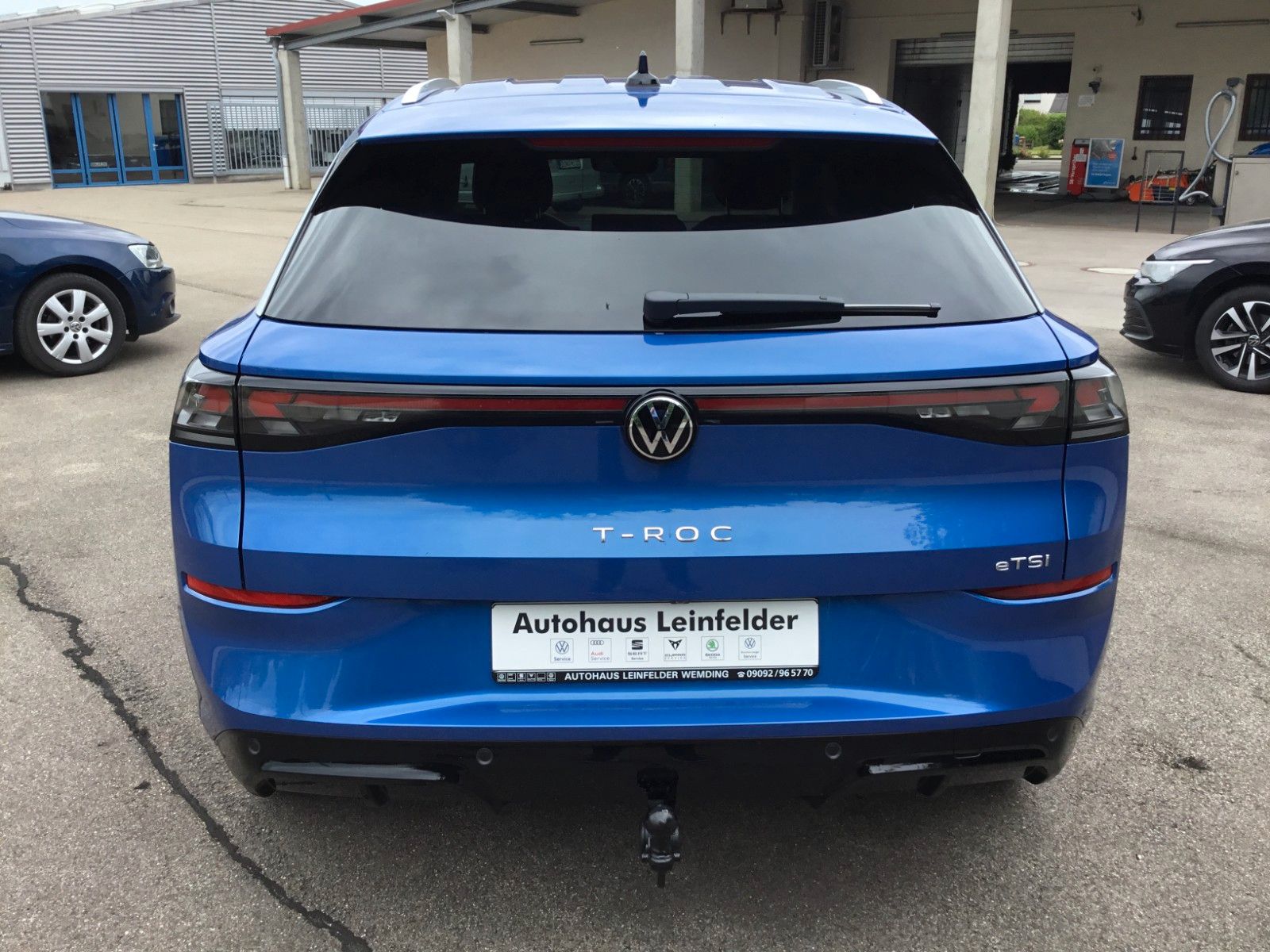 Fahrzeugabbildung Volkswagen T-Roc 1.5 eTSI DSG R-Line+AHK+LED+Navi+18"+Kessy