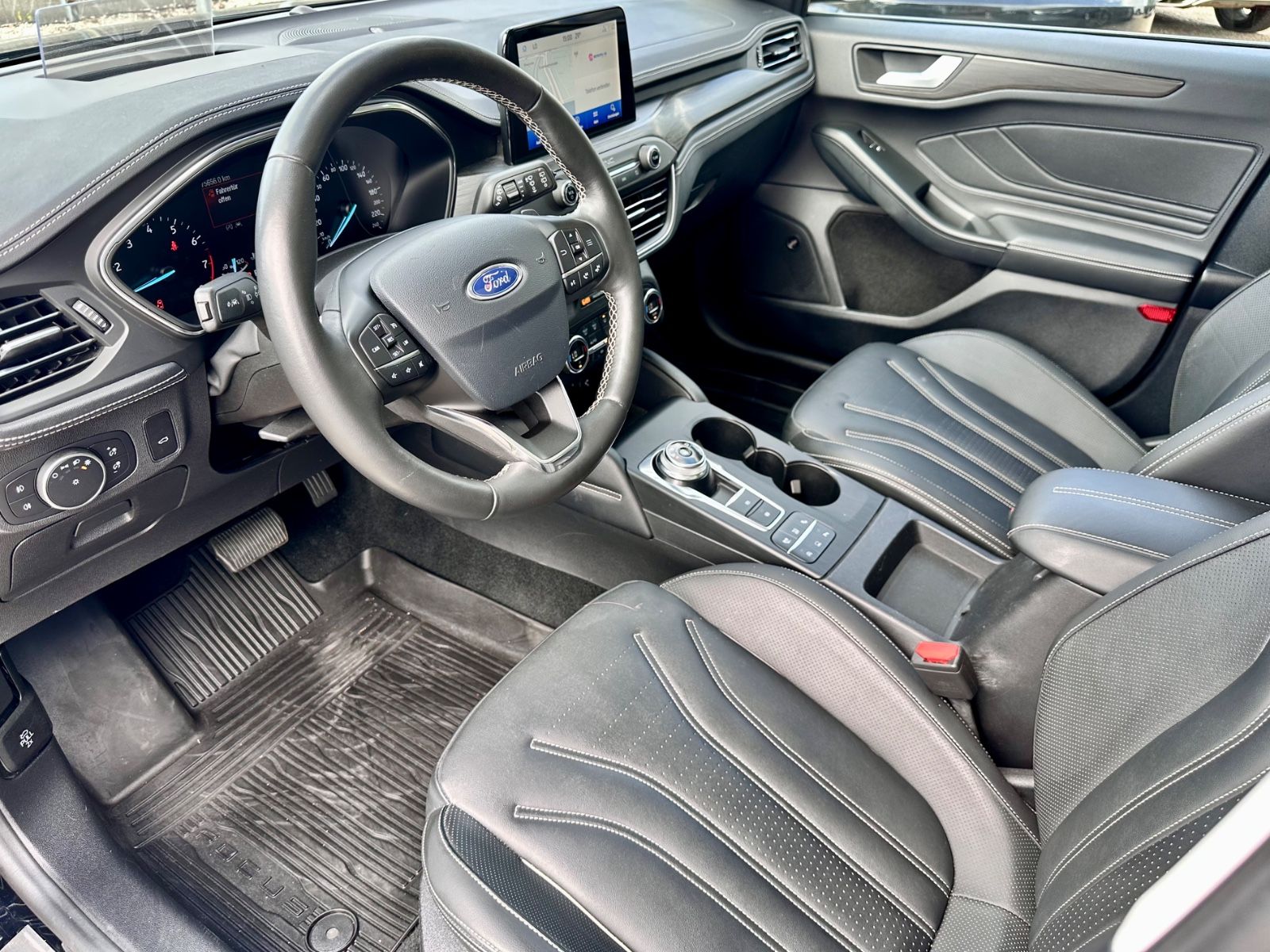 Fahrzeugabbildung Ford FOCUS TURNIER VIGNALE*PANO+LED+1.HAND*