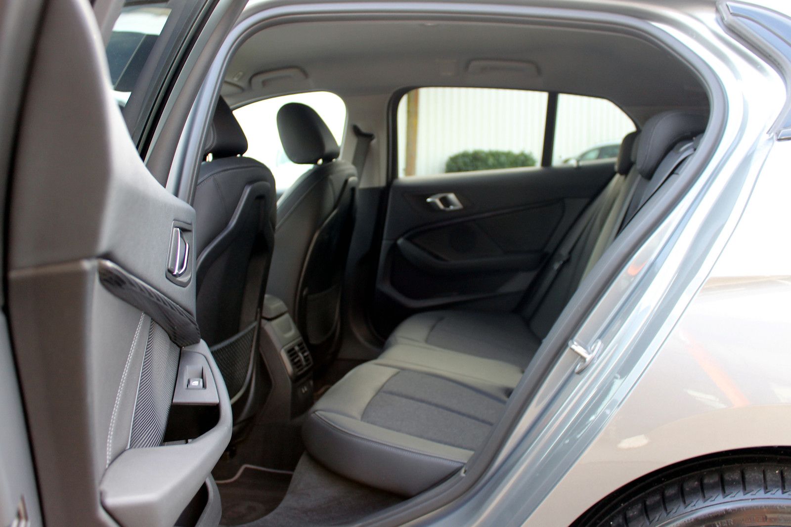 Fahrzeugabbildung BMW 118i Sport-Line Steptr. LED PDC CarPlay SHZ BT