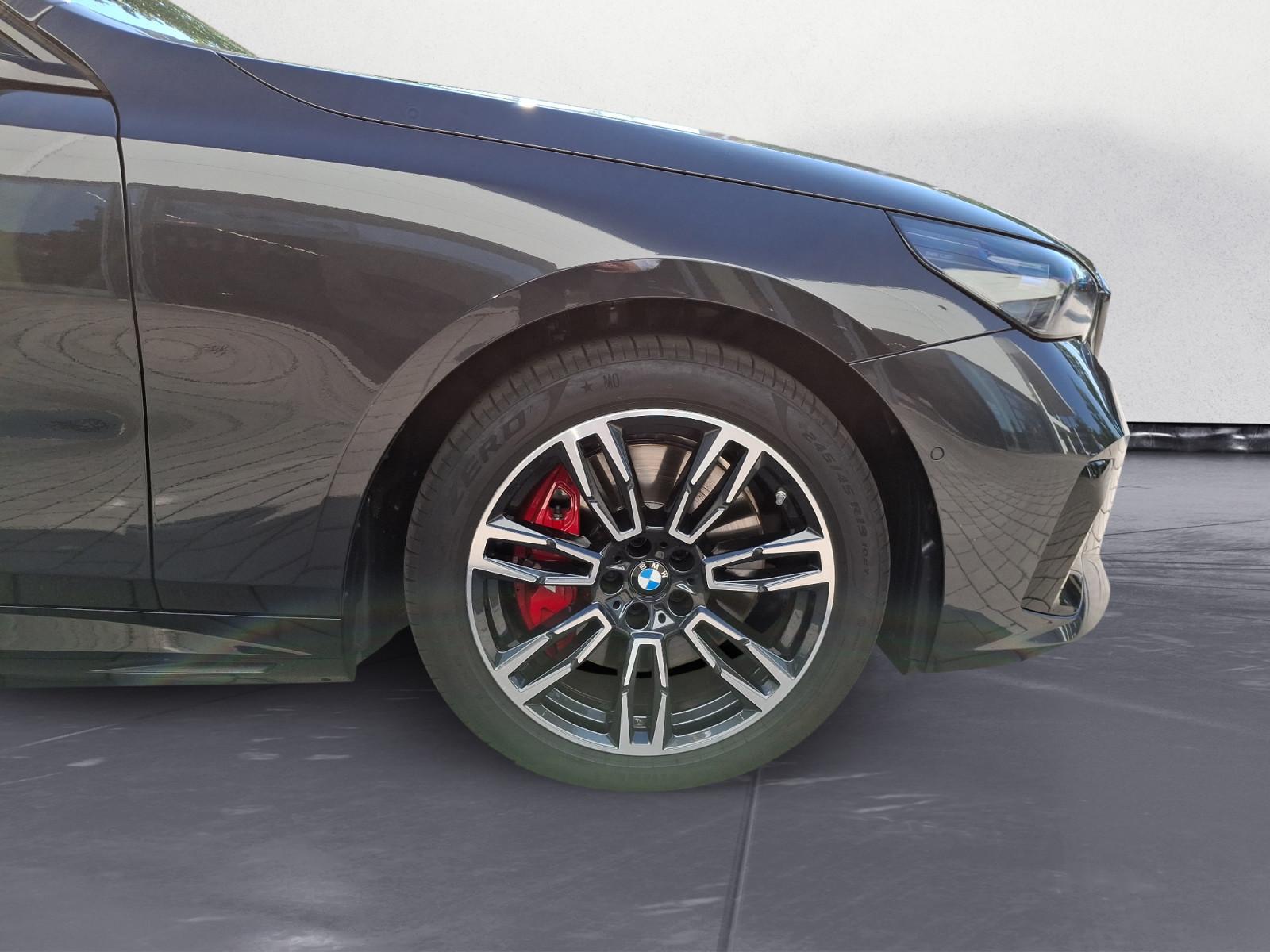 BMW i5 xDrive40 Touring M Sportpaket Pro AHK Driving