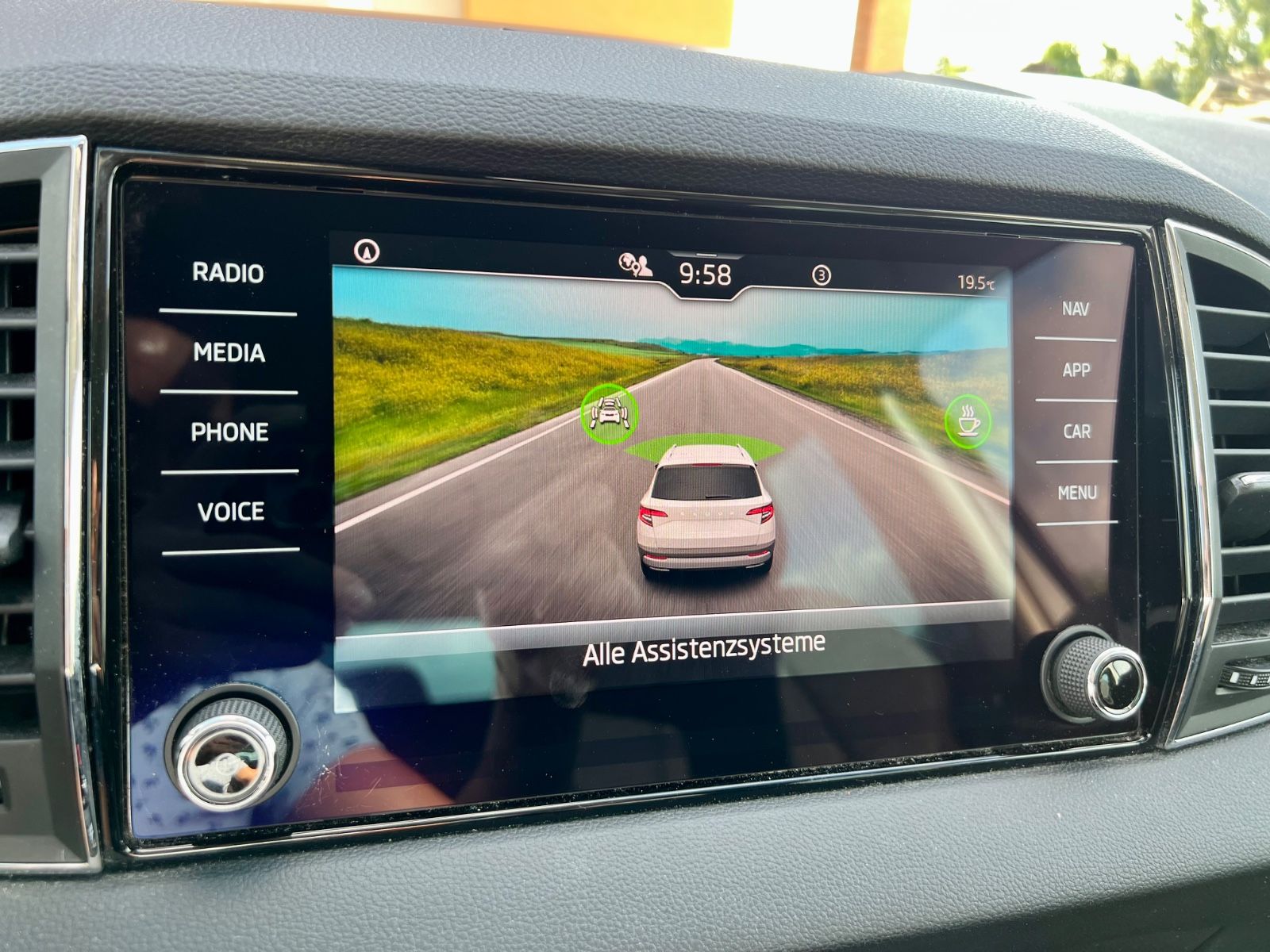 SKODA Karoq 1.5 TSI Style KLIMAAUT NAVI SHZ PDC CARPLA