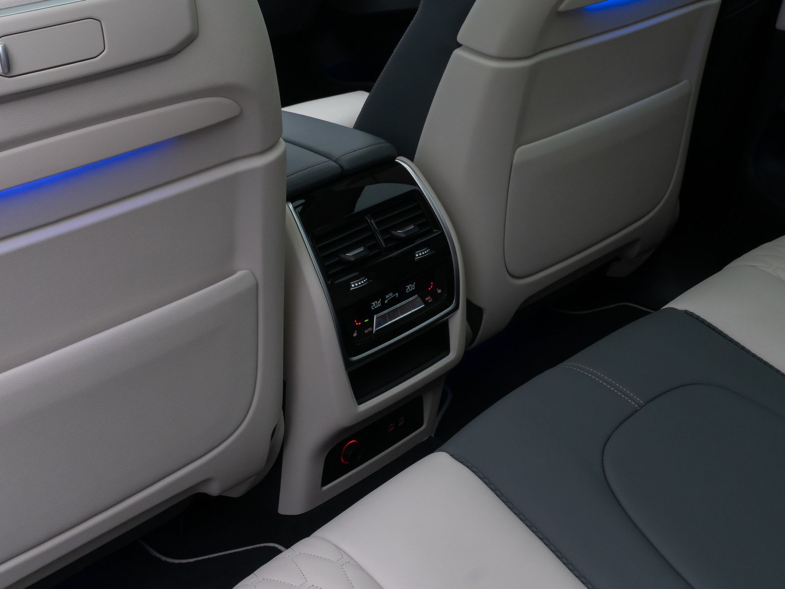 Fahrzeugabbildung BMW X5 xD30d M Sport Pro SkyLoung 360°HUD H/K SoftCL