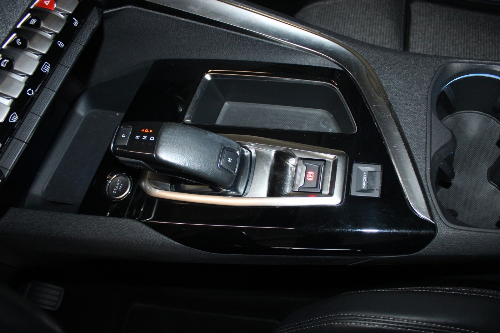 Fahrzeugabbildung Peugeot 3008 Allure Automatik AHK NAVI el.Heckklappe uvm
