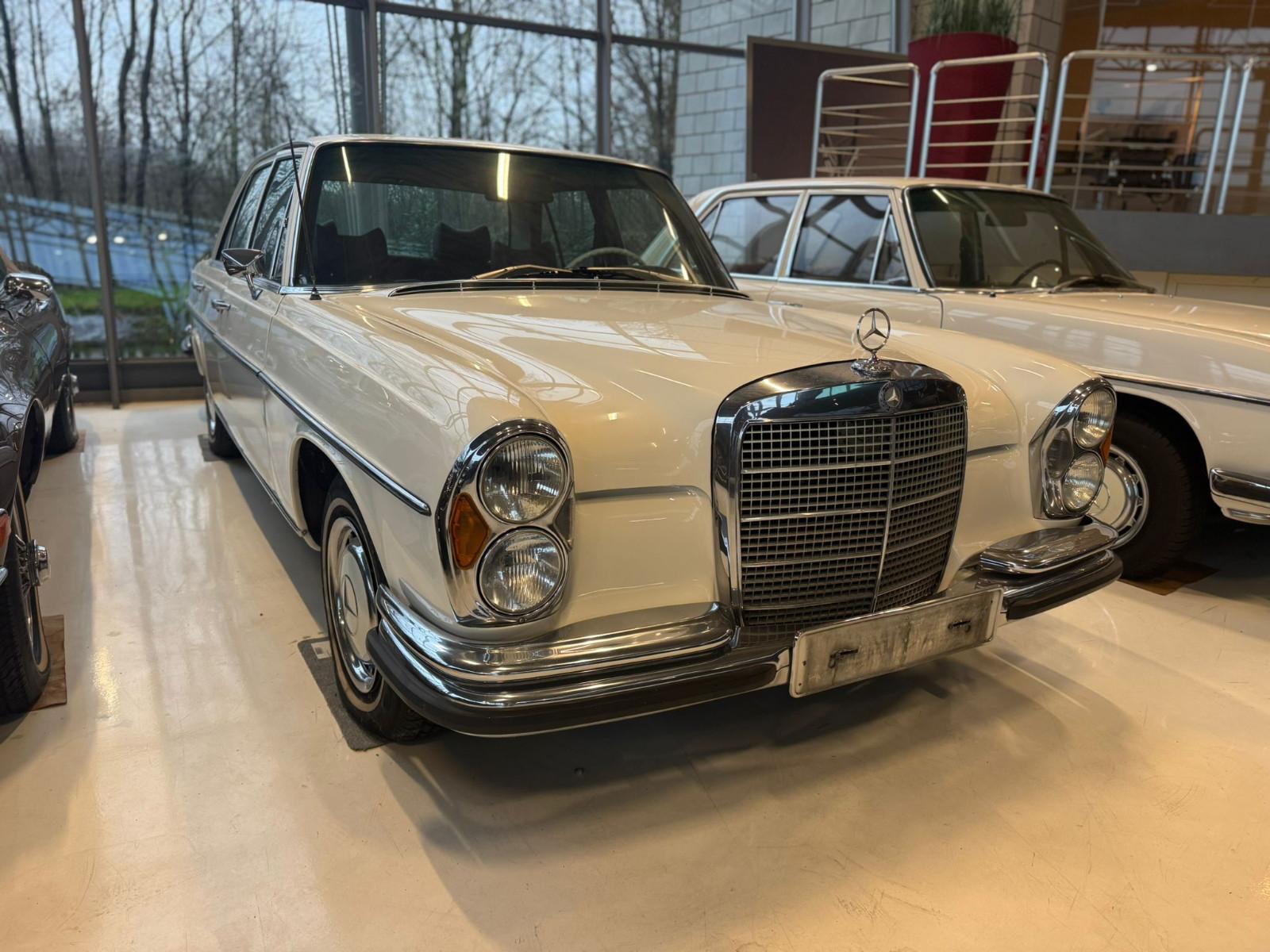 Mercedes-Benz 280 SE 9 3.5 Autom. Limousine Schiebedach/Leder