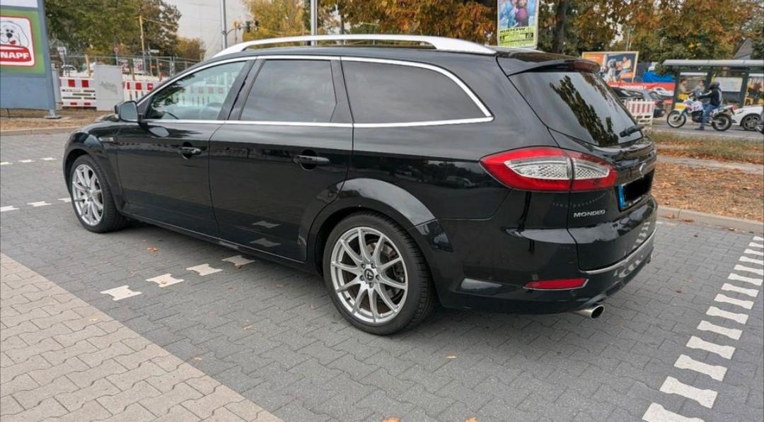 Ford Mondeo 2011 — rear view