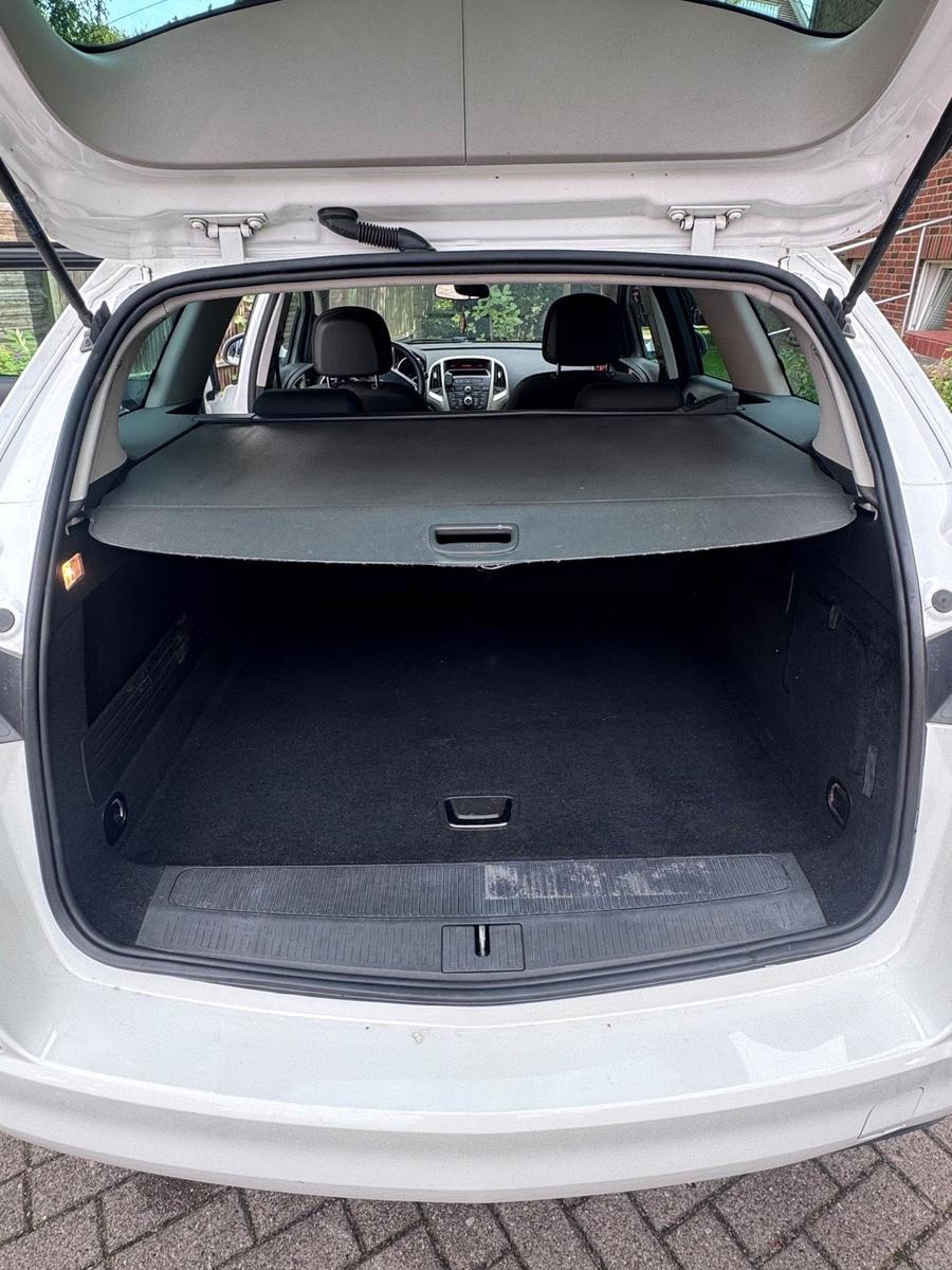 Opel Astra 2011 — photo 7