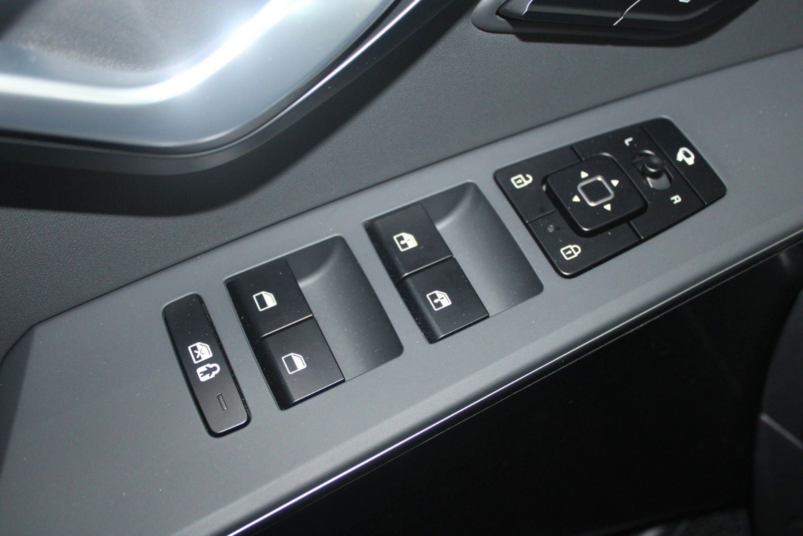 Fahrzeugabbildung Kia Niro EV Inspiration Ausparken Wärmepumpe 64 kWh