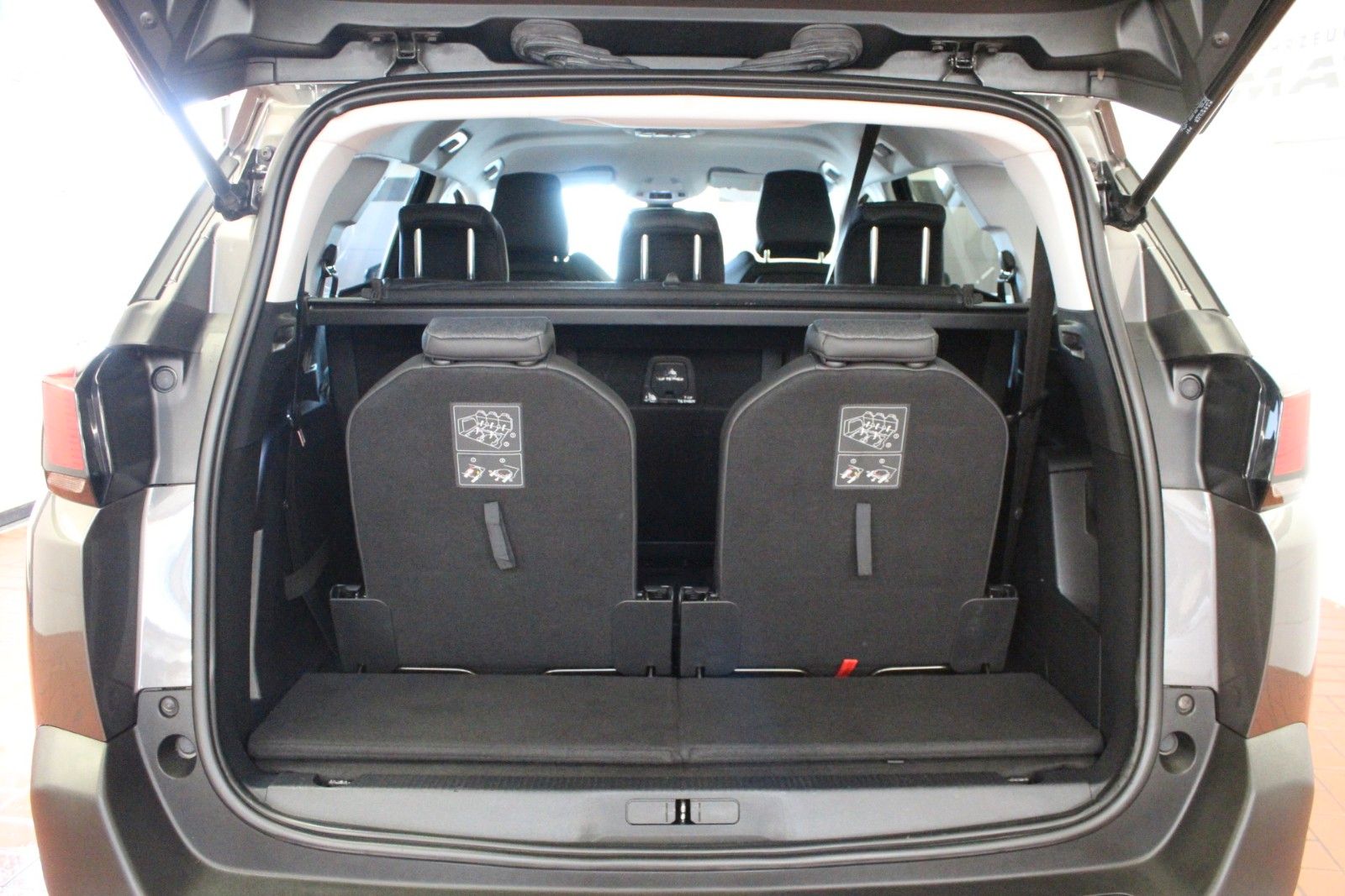 Fahrzeugabbildung Peugeot 5008 Allure 2.0 Blue HDi 150  7 Sitzer