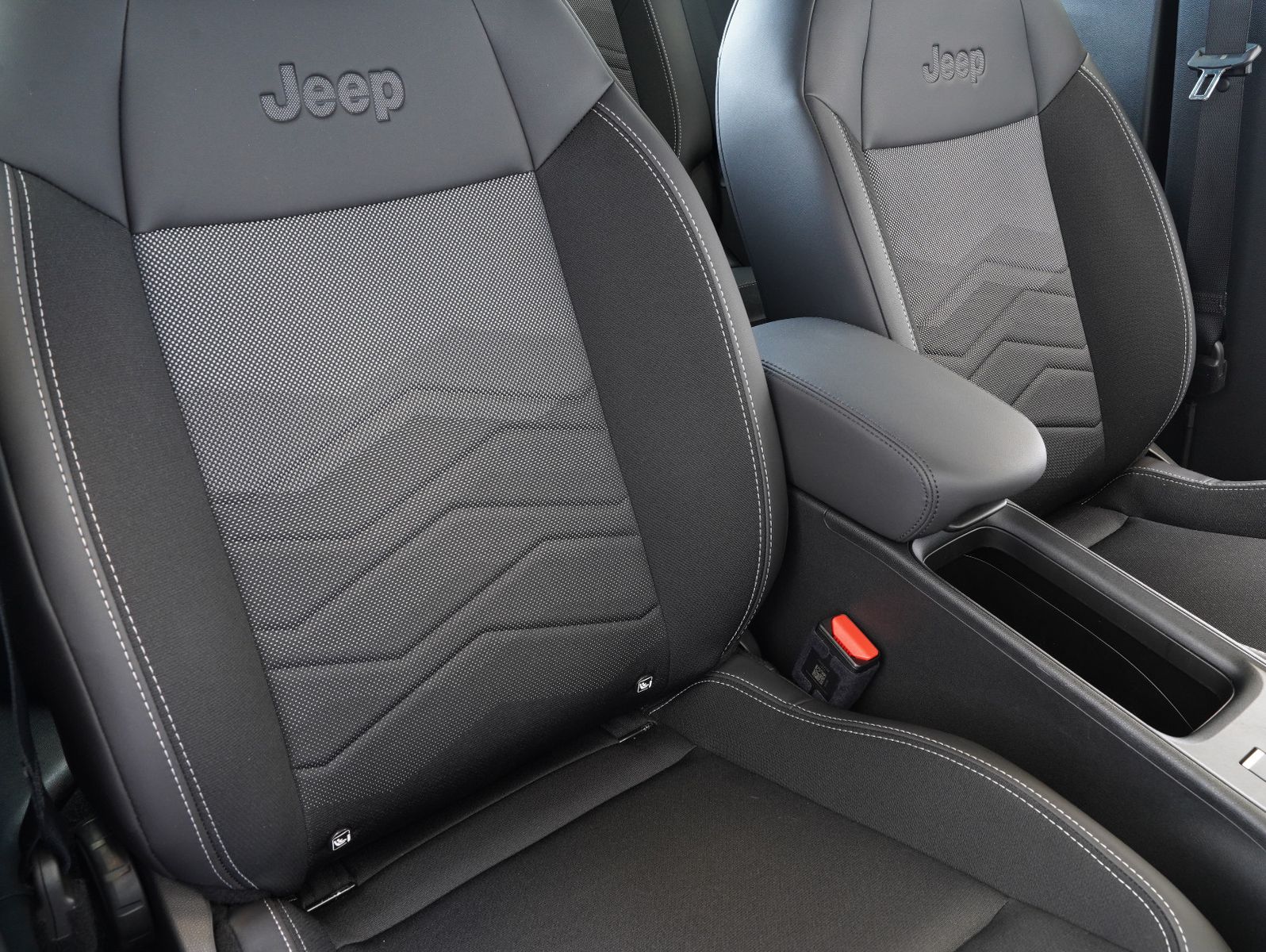 Fahrzeugabbildung Jeep Avenger 1.2 T-GDI Altitude LED/ACC/CAM/CARPLAY