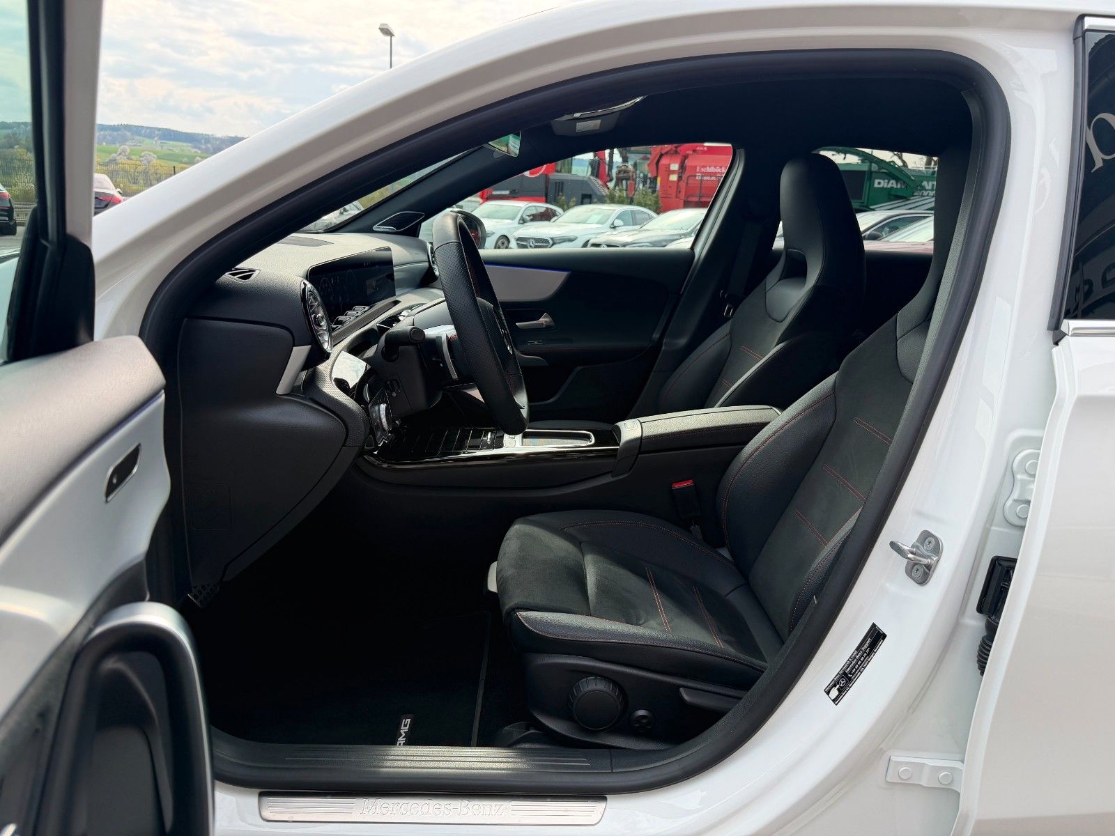 Fahrzeugabbildung Mercedes-Benz A 220 d AMG BURM+AHK+360°+MBEAM+TOTW+DISTR