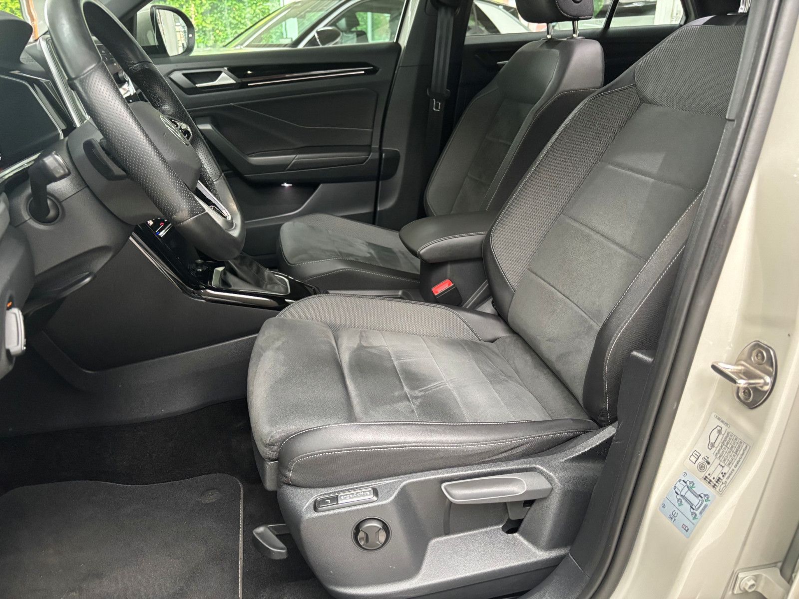 Fahrzeugabbildung Volkswagen T-Roc R-Line 1.5l TSI DSG + Kamera + AHK +