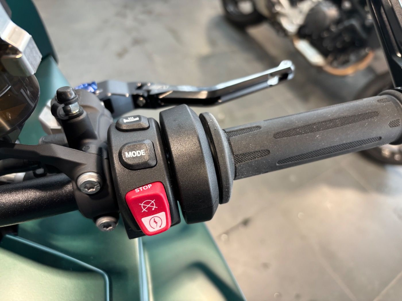 Fahrzeugabbildung BMW M 1000 XR mit Seitenkoffer