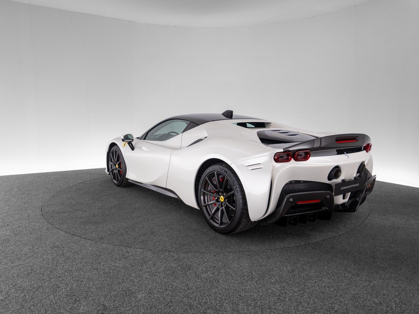 Ferrari SF90 Stradale ASSETTO FIORANO