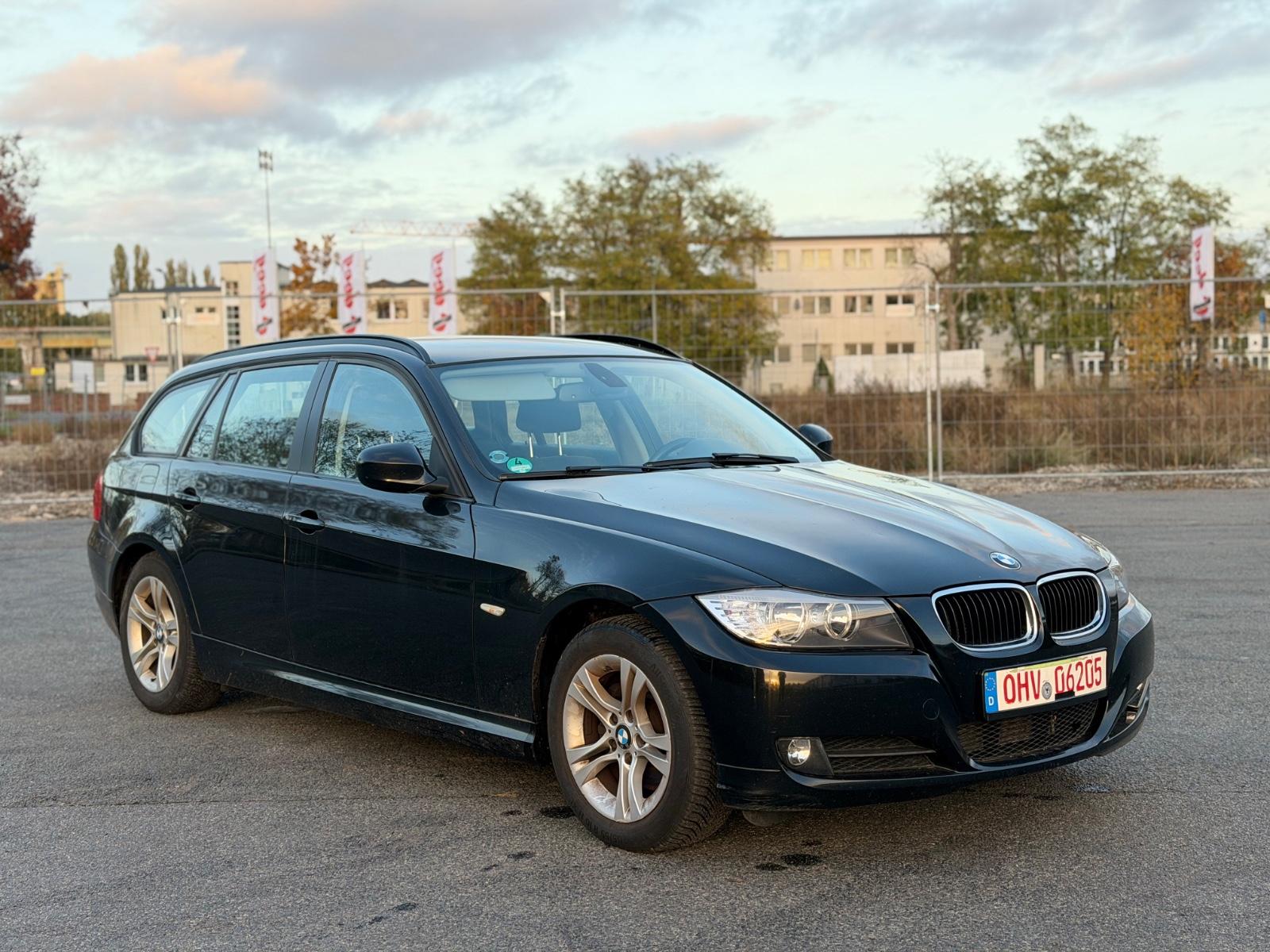 BMW 318 2012 — interior