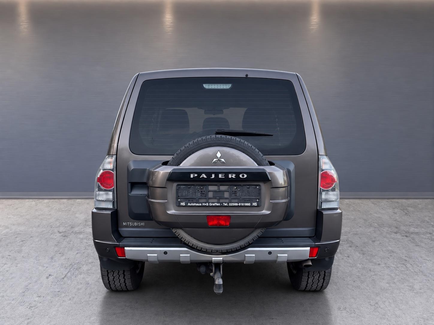 Mitsubishi Pajero 3.2 DI-D 200 ch • 3 portes • 4x4 • Boîte manuelle • Attelage