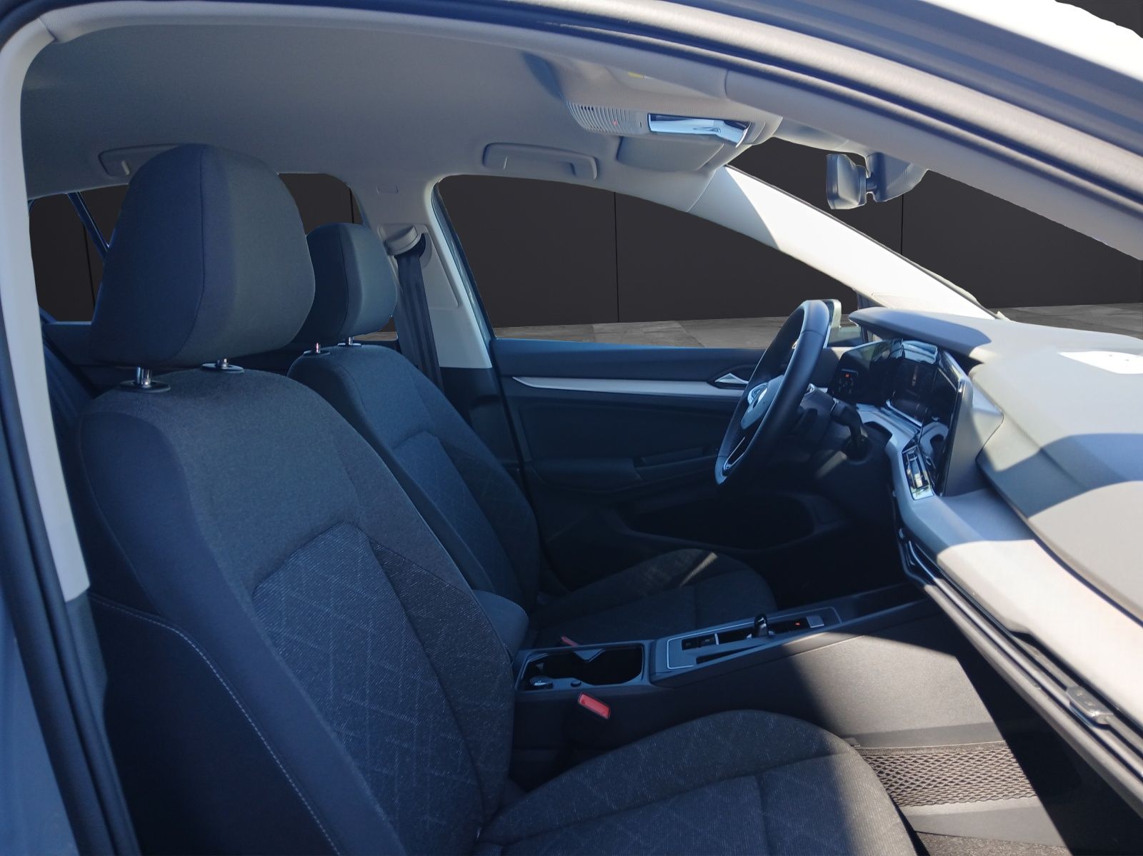 Fahrzeugabbildung Volkswagen Golf VIII eTSI Life DSG LED Navi AID ACC PDC SH