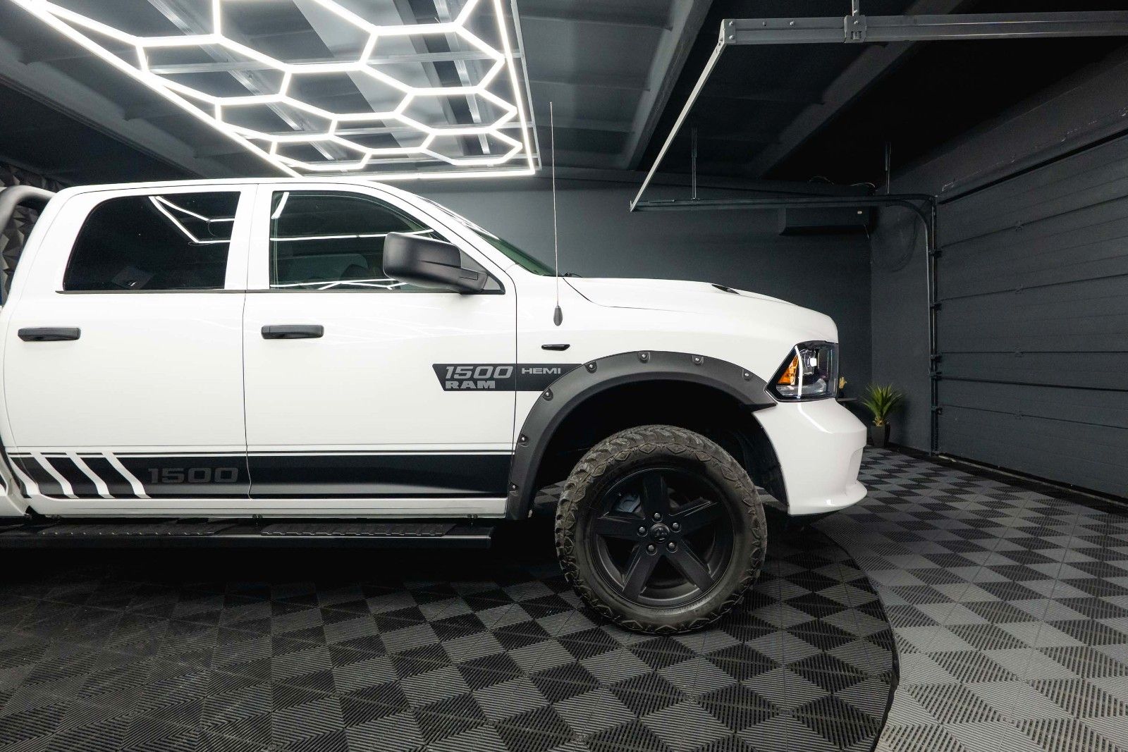 Fahrzeugabbildung Dodge RAM 5.7 V8 HEMI 4x4 OFFROAD Night-Paket *LED*19%
