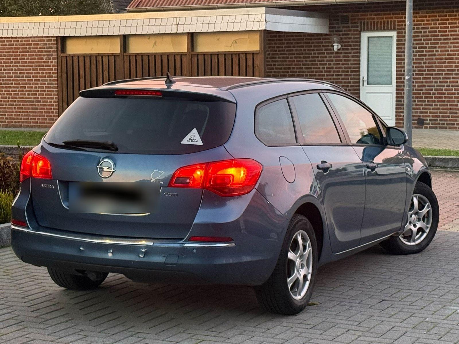 Opel Astra 2015 — interior