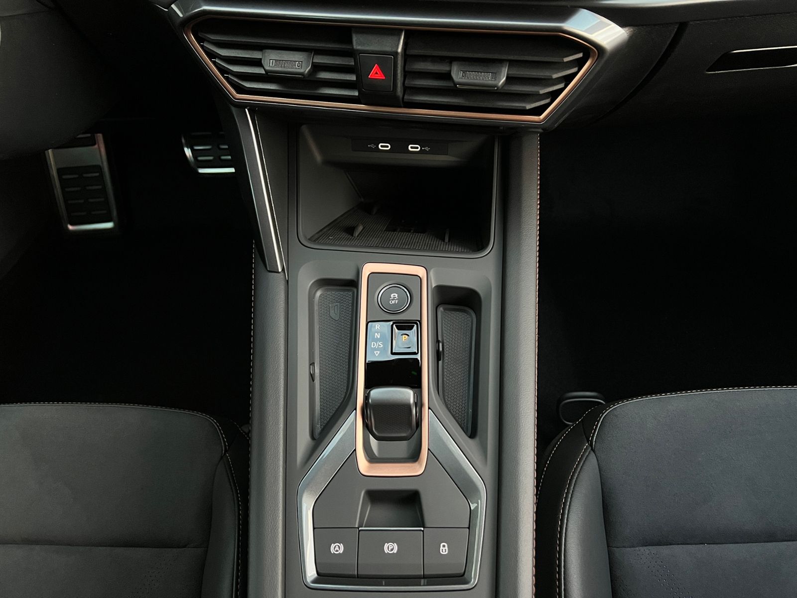 Fahrzeugabbildung CUPRA Leon Sportstourer VZ 2.0 TSI DSG 4Drive *AHK, LE