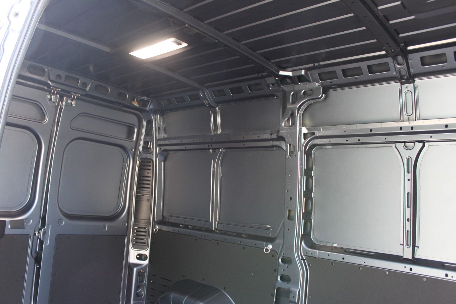 Fahrzeugabbildung Fiat Ducato H2 Kastenwagen 35 L2H2 180 Multijet Flach