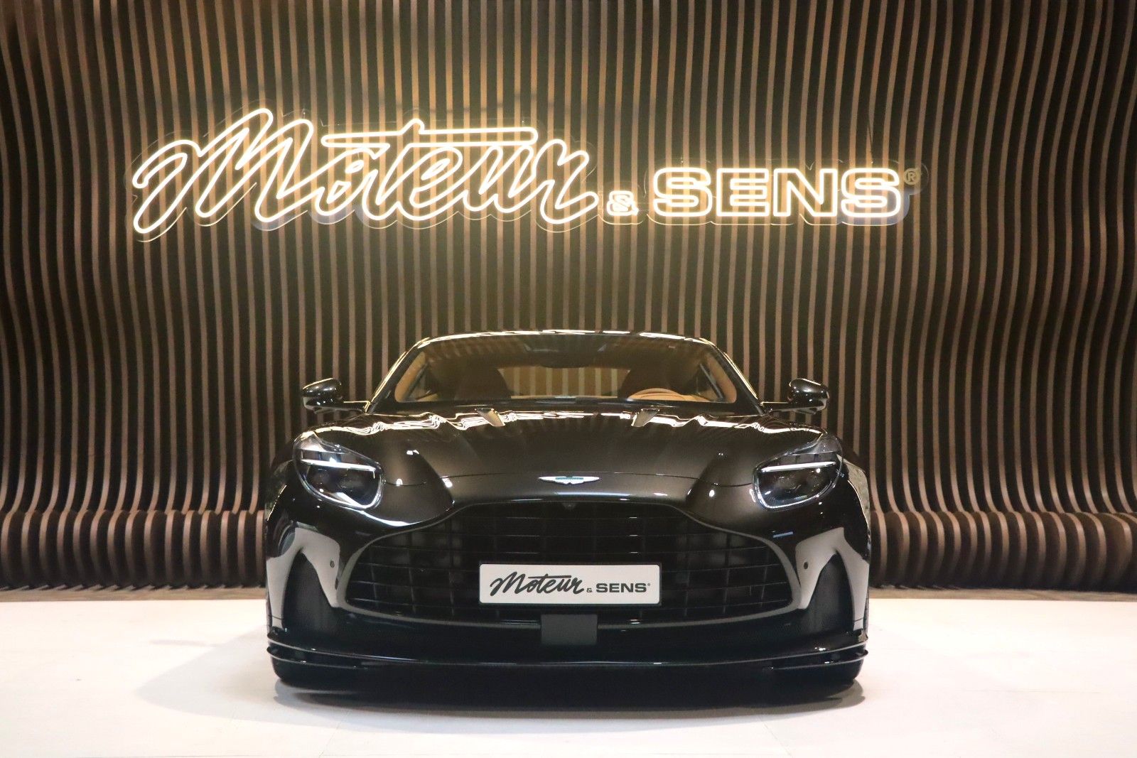 Aston Martin DB12 4.0 V8 - Bowers & Wilkins - Minotaur Green imagem 3
